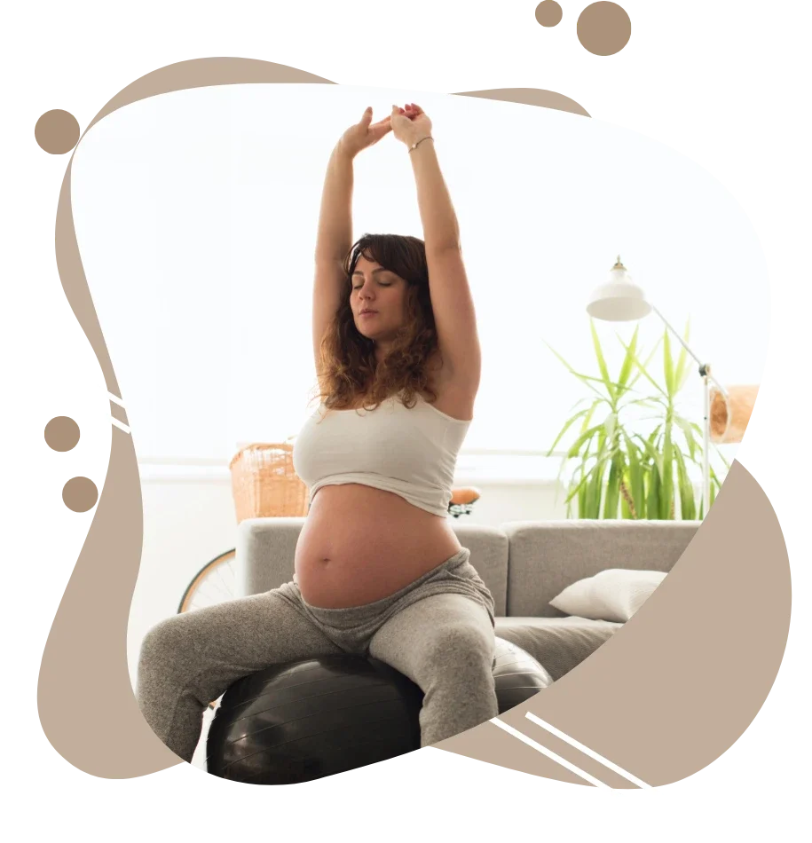 Trudna žena vežba na lopti